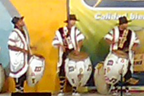 integrantes de comparsa tocando candombe, Montevideo, Uruguay  - Uruguayuruguay.com